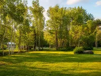 Chalet • Jacuzzi Tub • Nordic Village Pools • Sleeps 7 • Near Storyland & Skiing - Pools