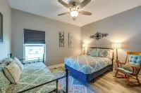 Outdoor Entertainment Space Home in McQueeney - Homestays