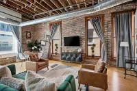 Bright and Spacious Condo Only Steps to Broadway + FREE Parking - Bungalows