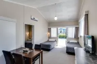 Gardner Court Motel - Pools