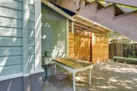 Walk to Downtown Chico! Tree-lined Apt w/ Deck - 2 estrellas