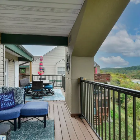 Table Rock Lookout Duo - Spacious Balcony