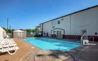 Red Roof Inn San Marcos - Parkering