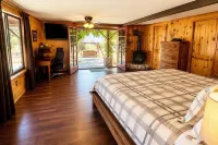 Hilltop Log Cabin on 4.5 Acres. Panoramic Views, Clean and Pet Friendly - Chalets