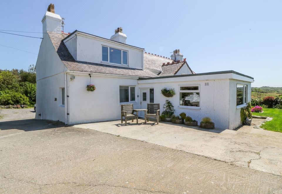 Charming 2 Bed House Near Rhoscolyn