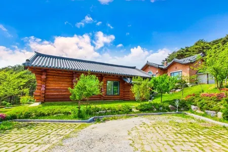 Taean Forest Cabins Pension Отели рядом с достопримечательностью «Kkotji Beach»