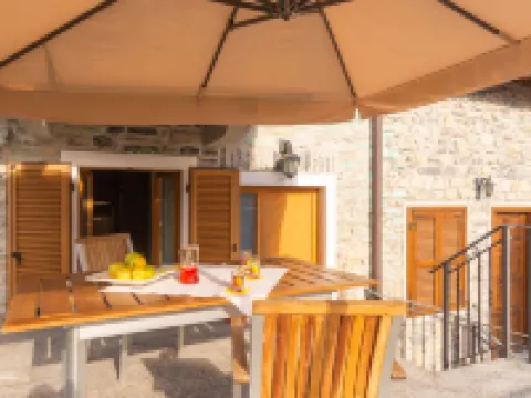 Rosa (Vna205) Hotels in Perledo