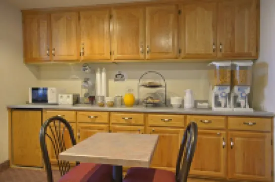 Super 8 by Wyndham Springfield North I-44