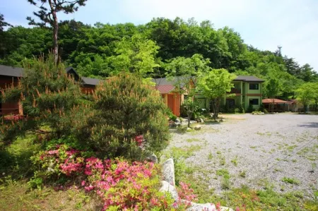 Yeongwol Donggang Eastern House Pension Отели рядом с достопримечательностью «Byeolmaro Observatory»