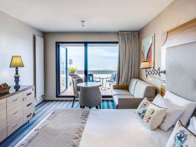 Classic Queen Room with Sofa Bed and Balcony and Sea View