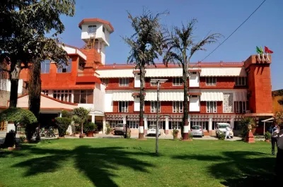 Bobina Hotel فنادق في Jurian Khas