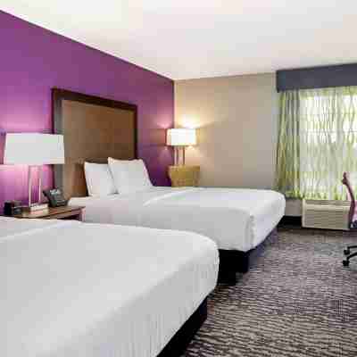 La Quinta Inn & Suites by Wyndham Visalia/Sequoia Gateway Rooms