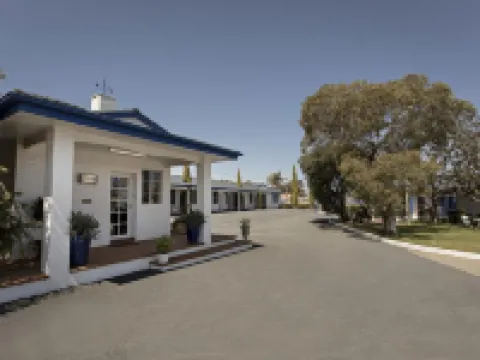 Colonial Motel & Apartments Hotels in Young