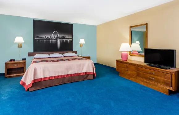 奧法隆温德姆速8酒店