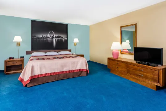 奧法隆温德姆速8酒店