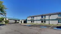 Quality Inn Shawnee North I-40 - parking