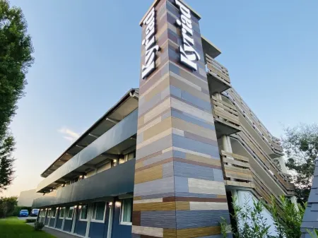 Kyriad Lisieux Отели в г. Ла-Крупт