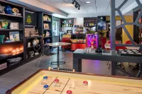 Staypineapple, Hotel Five, Downtown Seattle Hotels in Seattle