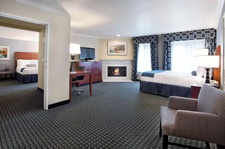 Best Western Plus Marina Shores Hotel Отели рядом с достопримечательностью «The Pilgrim»