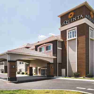 La Quinta Inn & Suites by Wyndham Chambersburg Hotel Exterior