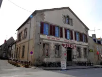 L'Alzire - Logis Auberge Culturelle Hotel a Creuse