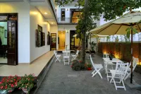 Blue Lake Homestay Hotell i Tân An
