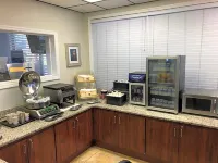 Days Inn by Wyndham Cocoa Beach Port Canaveral - breakfast