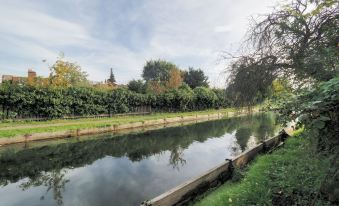 Stunning Riverside 1-Bed Apartment in North London