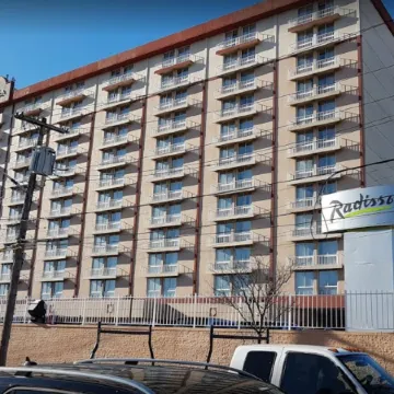 DoubleTree by Hilton New York JFK Airport Отели рядом с достопримечательностью «Железнодорожная станция JFK Air Train»