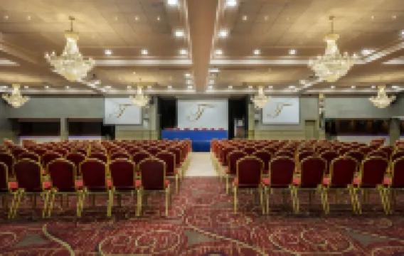 特利斯西縣會議和休閑中心酒店 恩尼斯酒店