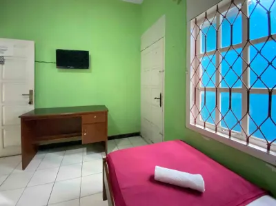 Guest House Hj Muriyah Syariah Slawi Mitra RedDoorz Hotel dekat Masjid Agung Kabupaten Tegal
