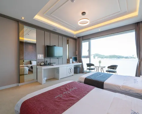 Hotel the One Отели рядом с достопримечательностью «Мост Тольсан»