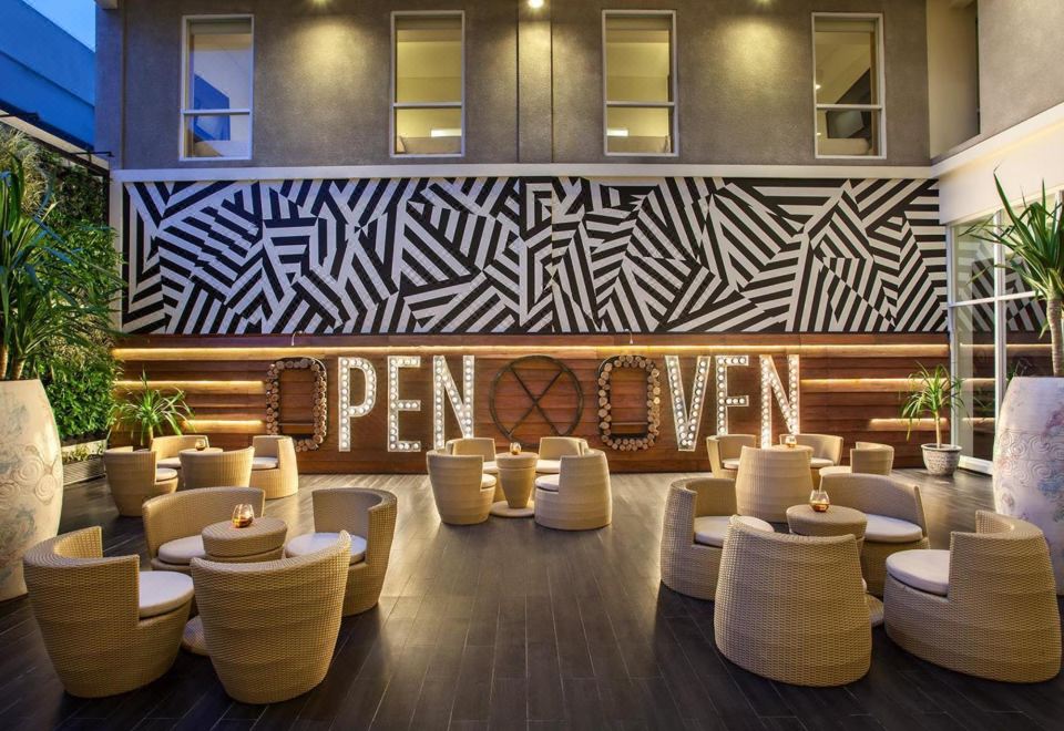 [수라바야 MaxOneHotel의 깔끔한 객실 이미지]