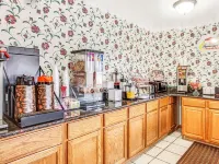 Super 8 by Wyndham McHenry/Fox Lake Area