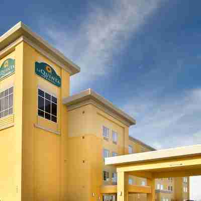 La Quinta Inn & Suites by Wyndham Denton - University Drive Hotel Exterior