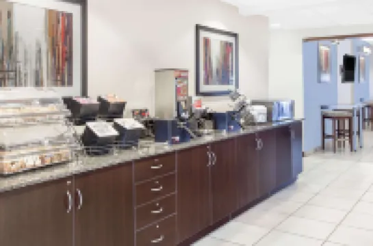 マイクロテル イン & スイーツ バイ ウィンダム サン アンジェロ サン・アンジェロのホテル