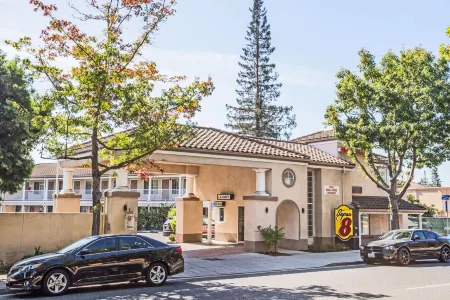 Super 8 by Wyndham Mountain View Отели рядом с достопримечательностью «Гуглплекс»