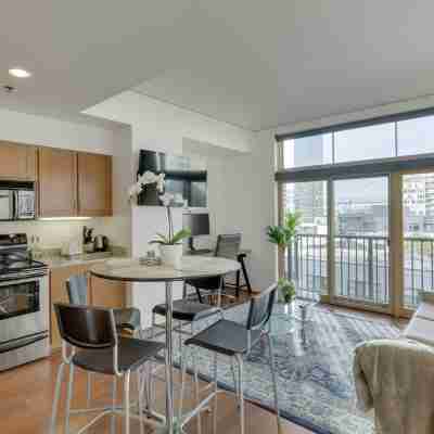 Modern 1Br Apartment - Free Parking! Rooms
