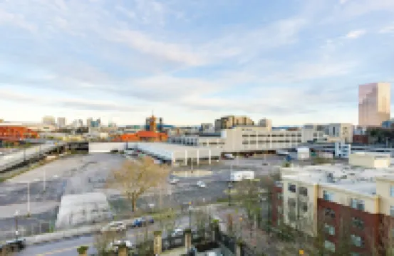 Great Spacious Apartment - Free Parking!