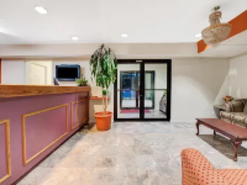 Super 8 by Wyndham Dallas South