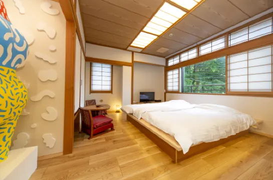 四萬温泉 源泉掛流貸切風呂和囲爐裏料理旅館 湯之宿 山鳩