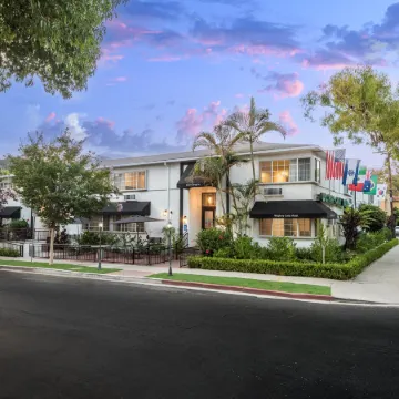 Wilshire Crest Hotel Отели рядом с достопримечательностью «Фэрфакс»
