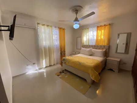 4DR Inviting 3-Bedroom Stay Santo Domingo Отели рядом с достопримечательностью «Iglesia Evangelica Metodista Libre Vista Bella 3ra»