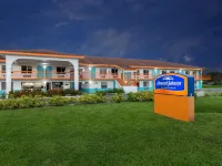 Howard Johnson by Wyndham Vero Beach/I-95 Hotels in Indian River County