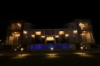 Isola Luxury Farm Suites Các khách sạn ở Gangavhare