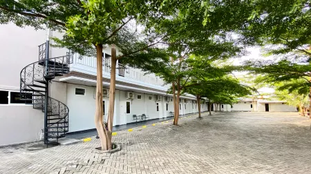 V Hostel Отели рядом с достопримечательностью «Condong Island»