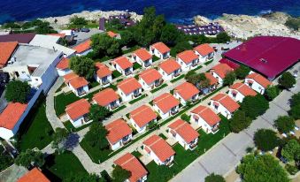 Maya Bistro Hotel & Beach