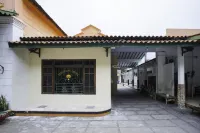 Hotel Tentrem Syariah Hotels in Kecamatan Mayangan