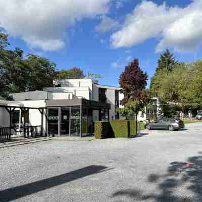 Logis Hôtel des Acacias Lille Neuville en Ferrain Hotel Exterior