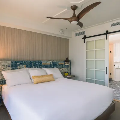 The Surfjack Hotel & Swim Club Отели рядом с достопримечательностью «Маяк "Алоха Тауэр"»